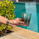 Copo Verde a beira da piscina